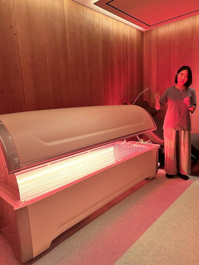 지하 1층 복싱 클럽에 있는 캡슐 형태 의료 기기인 전신 PBM 챔버 / 사진=권효정 여행+ 기자