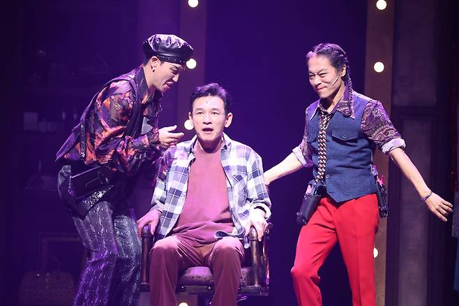 21일 서울 송파구 샤롯데시어터에서 열린 뮤지컬 ‘미세스 다웃 파이어’ 프레스콜에서 배우 황정민이 하이라이트 장면을 시연하고 있다. [연합뉴스]