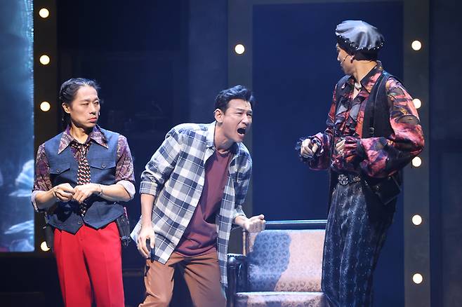 21일 서울 송파구 샤롯데시어터에서 열린 뮤지컬 ‘미세스 다웃 파이어’ 프레스콜에서 배우 황정민이 하이라이트 장면을 시연하고 있다. [연합뉴스]