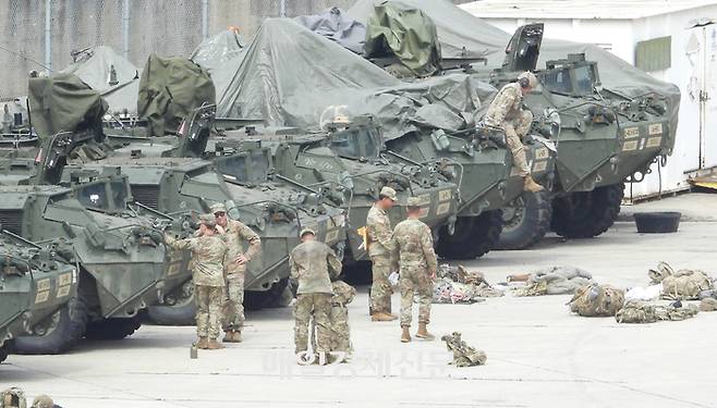 한미연합연습 ‘을지 자유의 방패’(UFS·을지프리덤실드) 관련 경기 동두천의 주한미군기지에서 장갑차 등 군차량들이 대기하는 모습. [이충우기자]