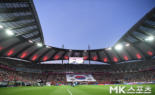 애국가가 울려퍼지는 서울월드컵경기장. 사진(상암 서울)=천정환 기자