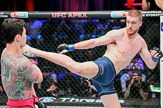 로드FC 챔피언 황인수가 2025년 9월 데이나 화이트 UFC 회장 겸 CEO가 직접 주최하는 오디션 Contender Series 시즌9 6주차 미들급 경기에서 리얼리티프로그램 The Ultimate Fighter 시즌32 준결승 패디 매코리한테 위협당하고 있다. 사진=TKO