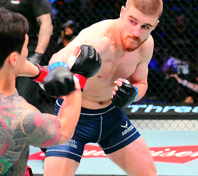 로드FC 챔피언 황인수가 2025년 9월 데이나 화이트 UFC 회장 겸 CEO가 직접 주최하는 오디션 Contender Series 시즌9 6주차 미들급 경기에서 리얼리티프로그램 The Ultimate Fighter 시즌32 준결승 패디 매코리의 공격을 피하고 있다. 사진=TKO