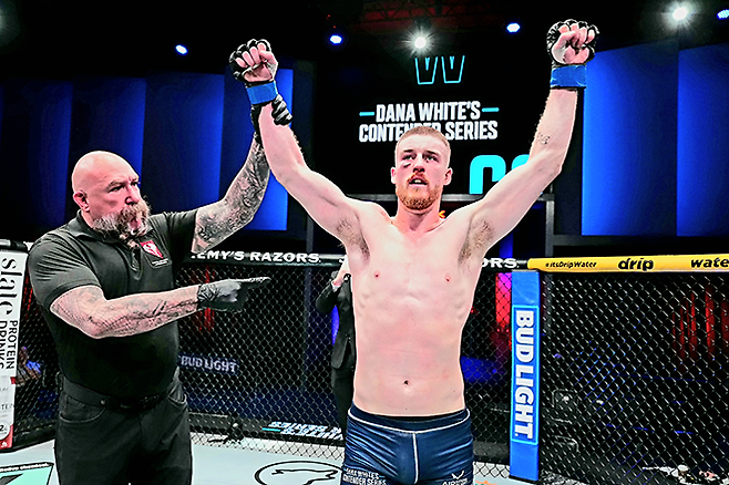 리얼리티프로그램 The Ultimate Fighter 시즌32 준결승 패디 매코리가 2025년 9월 데이나 화이트 UFC 회장 겸 CEO가 직접 주최하는 오디션 Contender Series 시즌9 6주차 미들급 경기 후 로드FC 챔피언 황인수에 대한 만장일치 승리 선언을 받고 있다. 사진=TKO
