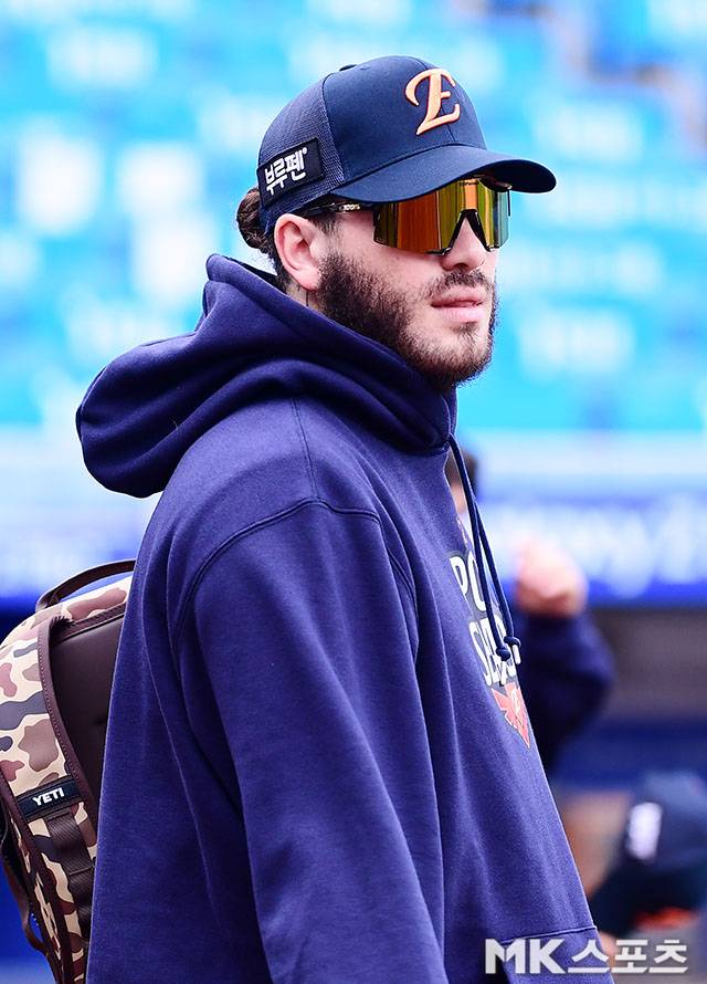 22일 오후 대구삼성라이온즈파크에서 ‘2025 신한 SOL Bank KBO 포스트시즌’ 한화 이글스와 삼성 라이온즈의 플레이오프(5전 3선승제) 4차전이 열린다. 한화 폰세가 훈련에 나서고 있다. 사진(대구)=김영구 기자