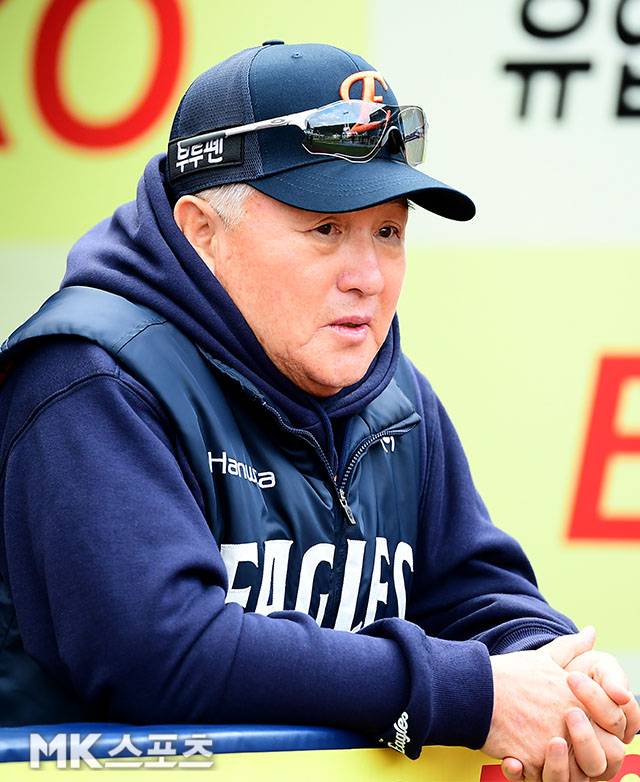 22일 오후 대구삼성라이온즈파크에서 ‘2025 신한 SOL Bank KBO 포스트시즌’ 한화 이글스와 삼성 라이온즈의 플레이오프(5전 3선승제) 4차전이 열린다. 선수들의 훈련 모습 지켜보는 한화 김경문 감독. 사진(대구)=김영구 기자