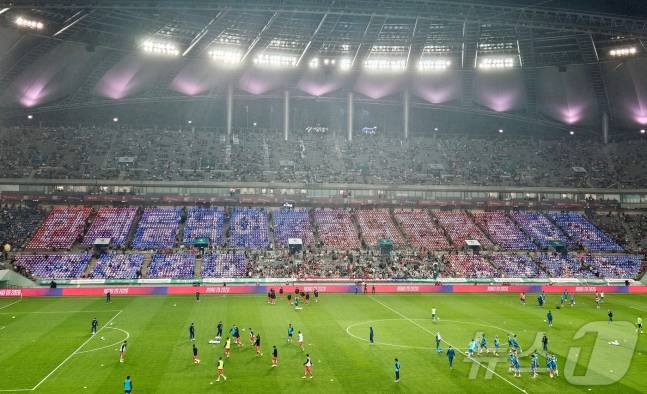 지난 10일 서울 마포구 상암동 서울월드컵경기장에서 열리는 하나은행 초청 축구국가대표팀 친선경기 대한민국과 브라질의 경기를 앞두고 관중석에서 LED 응원이 펼쳐지고 있다./사진=뉴스1