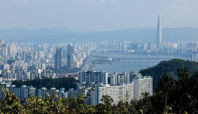 강남3구(강남·서초·송파)와 용산 등 서울 15개 자치구가 토지거래허가구역 지정 철회를 촉구하는 공동성명을 발표한 가운데 토지거래허가제 실효성에 대한 논란이 재점화될 전망이다. 사진은 19일 서울 중구 남산에서 바라본 아파트 단지. /사진=뉴스1