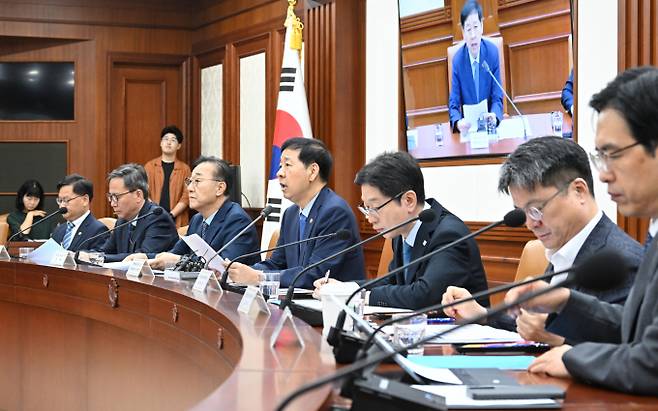 정부가 거래세와 보유세의 감면을 추진하고 있다. 다만 세컨드홈 특례 확대는 실제 시행까지 시간이 필요할 전망이다. 사진은 지난 8월 14일 경제관계장관회의에서 모두발언 중인 구윤철 경제부총리 겸 기획재정부 장관. /사진=뉴시스