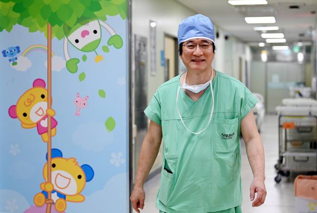 김웅한 서울대 의과대학 소아흉부외과 교수가 지난 14일 서울 종로구 서울대병원 어린이병원에서 수술을 마치고 웃으며 나오고 있다.  윤성호 기자