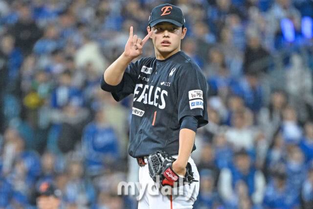 21일 대구 삼성라이온즈파크에서 열린 '2025 신한 SOL BANK KBO 포스트 시즌' 삼성 라이온즈와 한화 이글스 플레오이프(PO) 3차전 경기. 한화 문동주가 6회말 무사 1루에 교체되 마운드에 올라 투구를 하고 있다./대구=한혁승 기자
