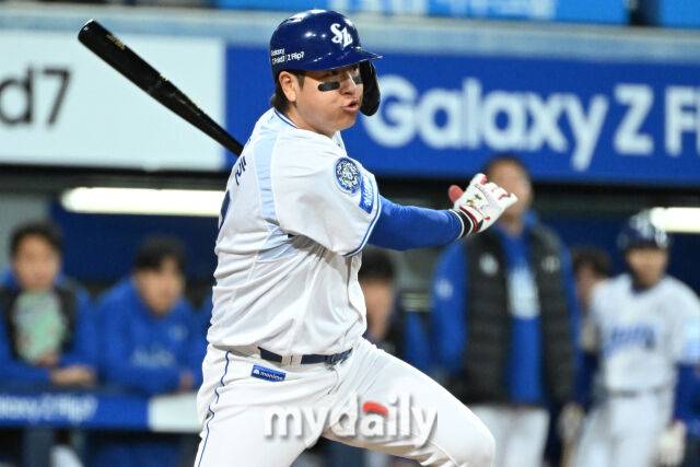21일 대구 삼성라이온즈파크에서 열린 '2025 신한 SOL BANK KBO 포스트 시즌' 삼성 라이온즈와 한화 이글스 플레오이프(PO) 3차전 경기. 삼성 강민호가 3회말 선두타자로 나와 안타를 치고 있다./대구=한혁승 기자