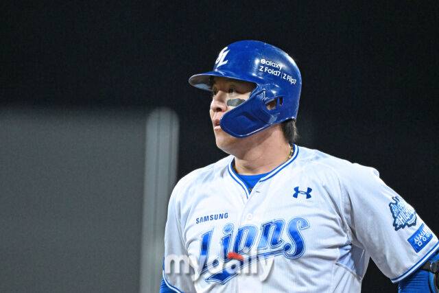 21일 대구 삼성라이온즈파크에서 열린 '2025 신한 SOL BANK KBO 포스트 시즌' 삼성 라이온즈와 한화 이글스 플레오이프(PO) 3차전 경기.삼성 강민호가 3회말 선두타자로 나와 안타를 치고 있다.