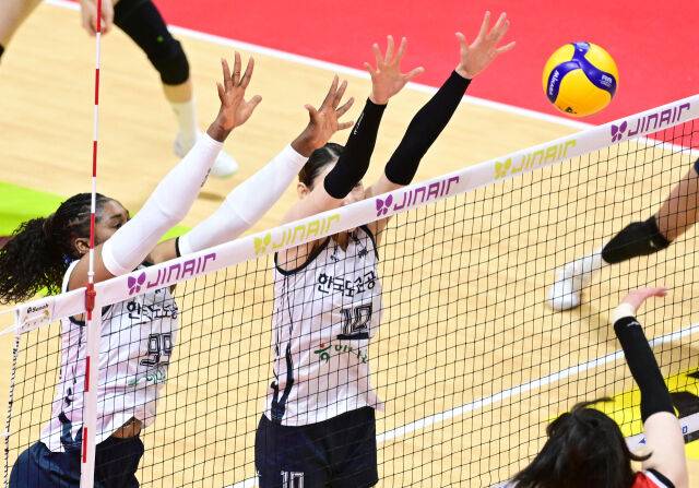 배유나가 통산 블로킹 1,000개를 달성하고 있다 / 한국배구연맹(KOVO)