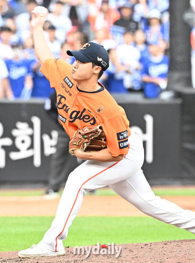 19일 오후 대전광역시 중구 대전한화생명볼파크에서 진행된 '2025 프로야구 KBO리그 포스트시즌' 플레이오프(PO) 2차전 한화이글스와 삼성라이온즈의 경기. 한화 정우주가 역투하고 있다./마이데일리