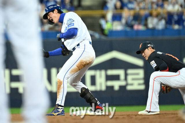 21일 대구 삼성라이온즈파크에서 열린 '2025 신한 SOL BANK KBO 포스트 시즌' 삼성 라이온즈와 한화 이글스 플레오이프(PO) 3차전 경기. 삼성 구자욱이 1회말 2사에 2루타를 친 후 기뻐하고 있다./대구=한혁승 기자