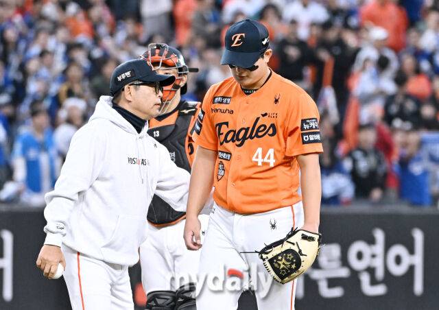 18일 오후 대전광역시 중구 대전 한화생명볼파크에서 진행된 '2025 프로야구 KBO리그 포스트시즌' 플레이오프(PO) 1차전 한화이글스와 삼성라이온즈의 경기. 한화 김서현이 9회초 2실점한 뒤 강판되고 있다./대구=한혁승 기자