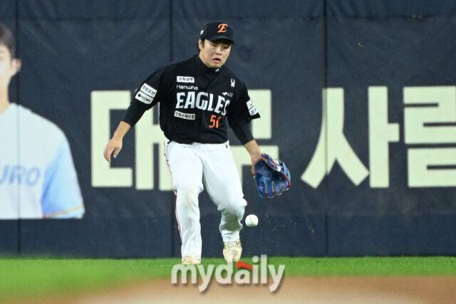 22일 대구 삼성라이온즈파크에서 열린 '2025 신한 SOL BANK KBO 포스트 시즌' 삼성 라이온즈와 한화 이글스 플레이오프(PO) 4차전 경기. 한화 문현빈이 6회말 무사 1-3루에서 구자욱의 타구를 놓치고 있다./대구=한혁승 기자