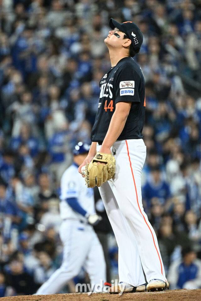 22일 대구 삼성라이온즈파크에서 열린 '2025 신한 SOL BANK KBO 포스트 시즌' 삼성 라이온즈와 한화 이글스 플레이오프(PO) 4차전 경기. 한화 김서현이 6회말 2사 2루에 삼성 강민호에게 볼넷을 내주고 교체되고 있다./대구 = 한혁승 기자