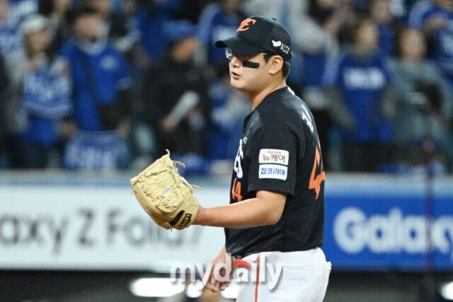 22일 대구 삼성라이온즈파크에서 열린 '2025 신한 SOL BANK KBO 포스트 시즌' 삼성 라이온즈와 한화 이글스 플레이오프(PO) 4차전 경기. 한화 김서현 6회말 1사 1-3루에 삼성 김영웅에게 동점 쓰리런을 내줬다./대구 = 한혁승 기자