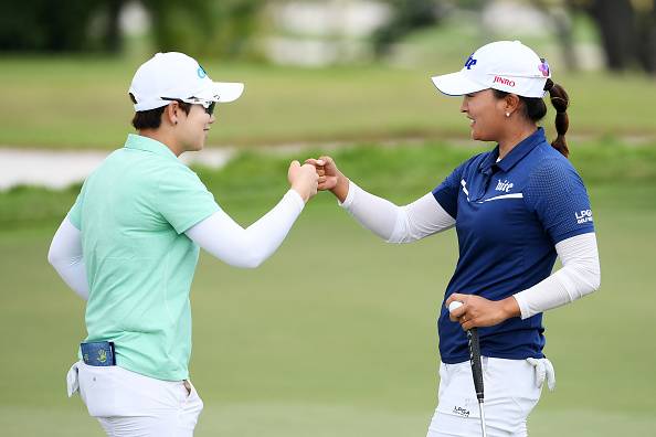 고진영과 지은희가 주먹을 맞대는 모습   [게티이미지]