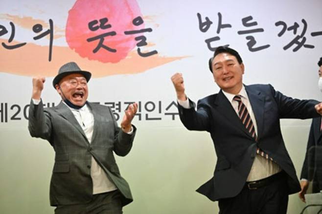 2022년 4월 윤석열 대통령(당시 당선인)이 가수 김흥국과 어퍼컷 세리머니를 하고 있다. [헤럴드DB]