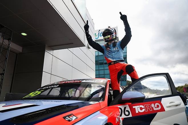 ‘BRC 현대 N 스쿼드라 코르세’ 팀의 미켈 아즈코나 선수가 ‘2025 TCR 월드투어’ 6라운드 한국 대회에서 우승한 뒤 포즈를 취하고 있다.  [현대차 제공]