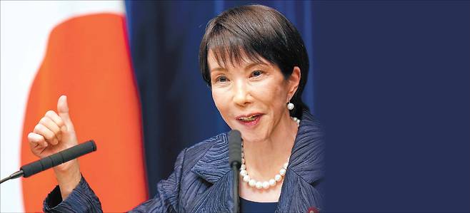 다카이치 사나에 일본 신임 총리가 21일 도쿄 총리관저에서 열린 첫 기자회견에서 발언하고 있다.  [AP]