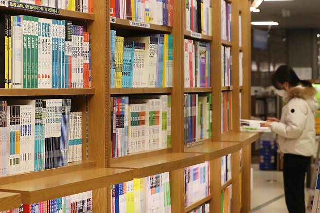 서울의 한 서점에서 수험서를 고르는 시민. [연합]