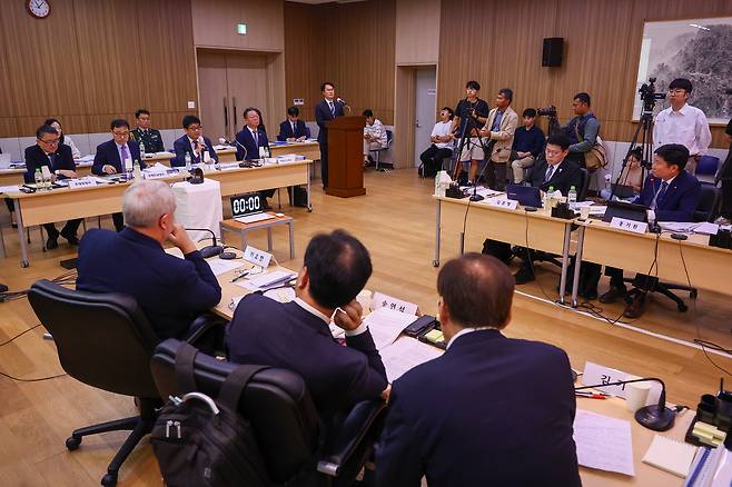 22일(현지시간) 캄보디아 프놈펜 주캄보디아 대사관에서 열린 국회 외교통일위원회 주캄보디아·주베트남·주태국·주라오스대사관 국정감사에서 김현수 주캄보디아 대사 대리가 의원들의 질문에 답하고 있다. [연합]