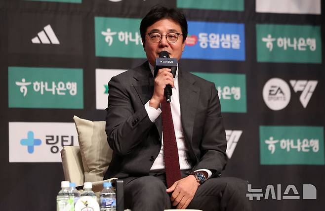 [서울=뉴시스] 김선웅 기자 = 대전하나시티즌 황선홍 감독이 22일 서울 마포구 누리꿈스퀘어에서 열린 하나은행 K리그1 2025 파이널라운드 미디어데이에서 인사말을 하고 있다. 2025.10.22. mangusta@newsis.com
