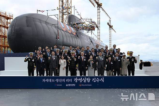 [거제=뉴시스] 차용현 기자 =22일 오후 경남 거제시 한화오션에서 장보고-Ⅲ Batch-Ⅱ 1번함인 ‘장영실함’(3600t급)의 진수식이 거행되고 있다. 사진은 장동길 해군참모총장을 비롯한 귀빈들이 기념촬영을 하고 있다. 2025.10.22. con@newsis.com