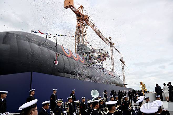 [거제=뉴시스] 차용현 기자 =22일 오후 경남 거제시 한화오션에서 장보고-Ⅲ Batch-Ⅱ 1번함인 ‘장영실함’(3600t급)의 진수식이 거행되고 있다. 2025.10.22. con@newsis.com