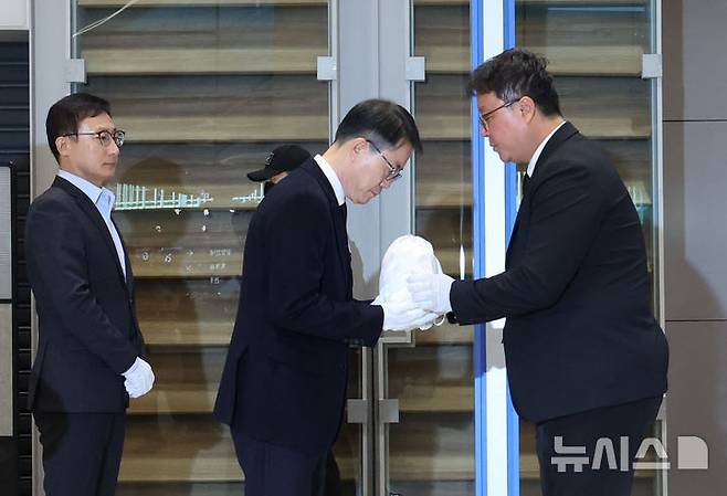 [인천공항=뉴시스] 권창회 기자 = 캄보디아 범죄단지에서 고문을 당해 숨진 한국인 대학생 A(22)씨의 유해가 21일 오전 인천국제공항  2터미널을 통해 송환돼 안중만 경북경찰청 형사기동대장에게 인수되고 있다. 2025.10.21. kch0523@newsis.com