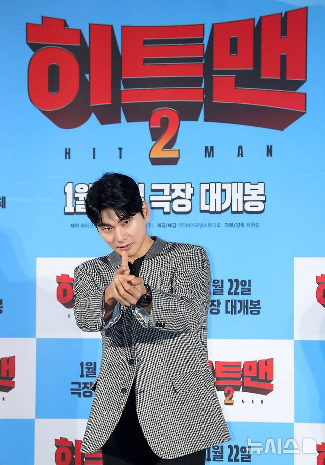 [서울=뉴시스] 김혜진 기자 = 배우 이이경이 27일 오전 서울 용산구 CGV 용산아이파크몰에서 열린 영화 '히트맨2'(감독 최원섭) 제작보고회에서 포즈를 취하고 있다. 2024.12.27. jini@newsis.com