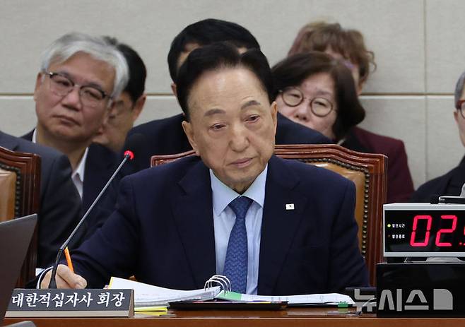 [서울=뉴시스] 김금보 기자 = 김철수 대한적십자사 회장이 22일 서울 여의도 국회에서 열린 보건복지위원회 국정감사에 출석해 있다. 2025.10.22. kgb@newsis.com