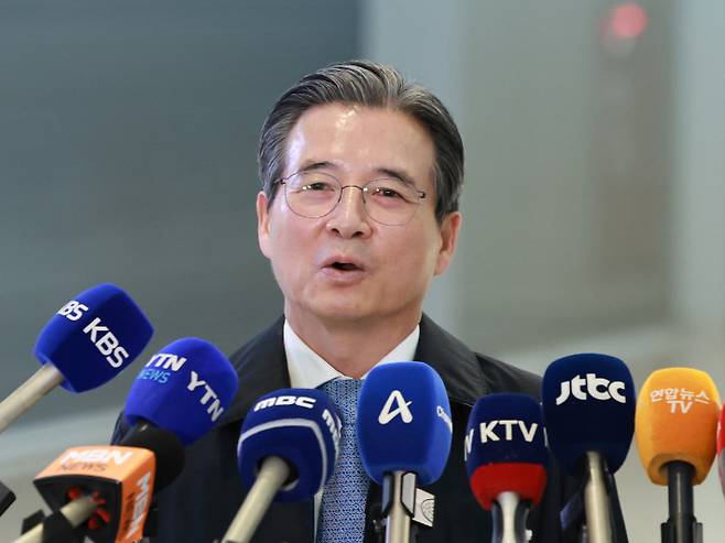김용범 대통령실 정책실장이 22일 한미 관세 협상 추가 논의를 위해 인천국제공항 제2여객터미널에서 미국 워싱턴DC로 출국하기 앞서 발언하고 있다. 연합뉴스