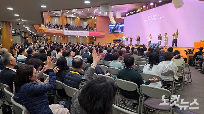 온누리교회 40주년 기념 축제 참석자들이 함께 찬양하고 있다. 최창민 기자