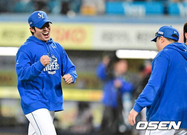 [OSEN=대구, 박준형 기자] 프로야구 삼성 라이온즈가 SSG 랜더스를 꺾고 플레이오프 진출에 1승만 남겨뒀다.삼성은 13일 대구삼성라이온즈파크에서 열린 준플레이오프 3차전에서 선발 원태인의 호투를 앞세워 5-3으로 승리했다. 시리즈 전적 2승 1패.&nbsp;경기종료 후 삼성 원태인이 환호하며 박진만 감독과 하이파이브를 하고 있다.  2025.10.13 / soul1014@osen.co.kr