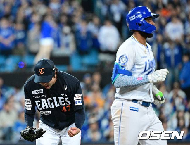 [OSEN=대구, 최규한 기자] 21일 대구 삼성라이온즈파크에서 ‘2025 신한 SOL Bank KBO리그’ 포스트시즌 플레이오프 3차전 삼성 라이온즈와 한화 이글스의 경기가 열렸다.홈팀 삼성은 아리엘 후라도, 방문팀 한화는 류현진을 선발로 내세웠다.5회말 2사 1루 상황 삼성 디아즈를 내야 땅볼로 이끌며 실점없이 이닝을 막아낸 한화 투수 김범수가 더그아웃으로 향하며 환호하고 있다. 2025.10.21 / dreamer@osen.co.kr