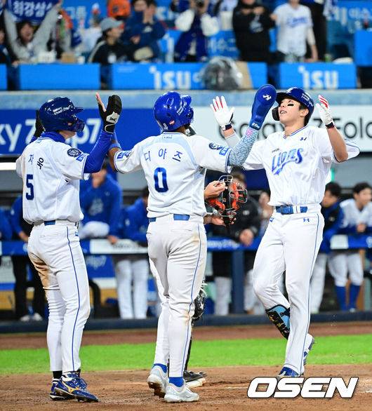 [OSEN=대구, 최규한 기자] 21일 대구 삼성라이온즈파크에서 ‘2025 신한 SOL Bank KBO리그’ 포스트시즌 플레이오프 3차전 삼성 라이온즈와 한화 이글스의 경기가 열렸다.홈팀 삼성은 아리엘 후라도, 방문팀 한화는 류현진을 선발로 내세웠다.4회말 1사 1, 2루 상황 삼성 김영웅이 역전 우월 스리런포를 날리고 홈을 밟은 뒤 구자욱-디아즈와 기뻐하고 있다. 2025.10.21 / dreamer@osen.co.kr