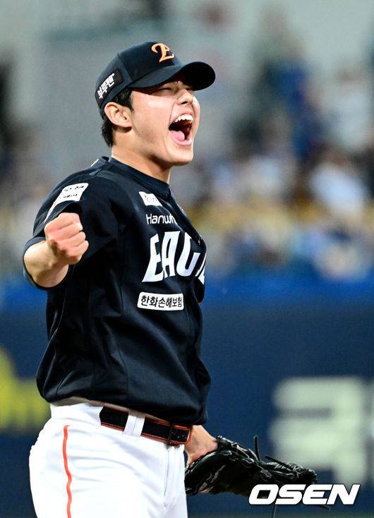 [OSEN=대구, 최규한 기자] 21일 대구 삼성라이온즈파크에서 ‘2025 신한 SOL Bank KBO리그’ 포스트시즌 플레이오프 3차전 삼성 라이온즈와 한화 이글스의 경기가 열렸다.이날 경기는 한화가 접전 끝에 5-4로 승리하며 한국시리즈 진출까지 1승을 남겼다. 경기를 마치고 승리한 한화 문동주가 포효하고 있다. 2025.10.21 / dreamer@osen.co.kr