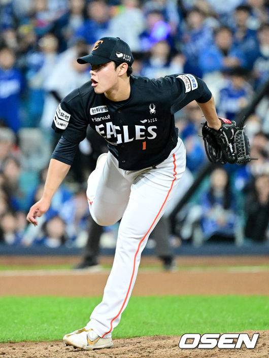 [OSEN=대구, 최규한 기자] 21일 대구 삼성라이온즈파크에서 ‘2025 신한 SOL Bank KBO리그’ 포스트시즌 플레이오프 3차전 삼성 라이온즈와 한화 이글스의 경기가 열렸다.홈팀 삼성은 아리엘 후라도, 방문팀 한화는 류현진을 선발로 내세웠다.6회말 무사 1루 상황 마운드에 오른 한화 투수 문동주가 힘차게 공을 뿌리고 있다. 2025.10.21 / dreamer@osen.co.kr