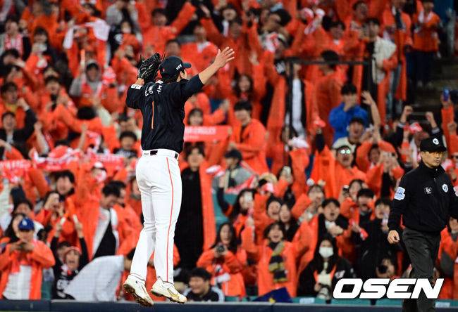 [OSEN=대구, 조은정 기자]프로야구 한화 이글스 투수 문동주(22)가 구원으로 나와 또 한화를 구했다. 6회부터 9회까지 4이닝을 삭제하며 슈퍼 세이브로 삼성 강타선을 잠재웠다.문동주는 21일 대구삼성라이온즈파크에서 열린 2025 신한 SOL Bank KBO리그 포스트시즌 플레이오프(PO·5전3선승제) 3차전에 6회 구원 등판, 4이닝 2피안타 1볼넷 6탈삼진 무실점으로 막고 한화의 5-4 승리에 기여했다. 승리 투수가 됐다. 한화는 시리즈 전적 2승1패 리드.&nbsp;한화 문동주가 승리를 기뻐하고 있다. 2025.10.21 /cej@osen.co.kr