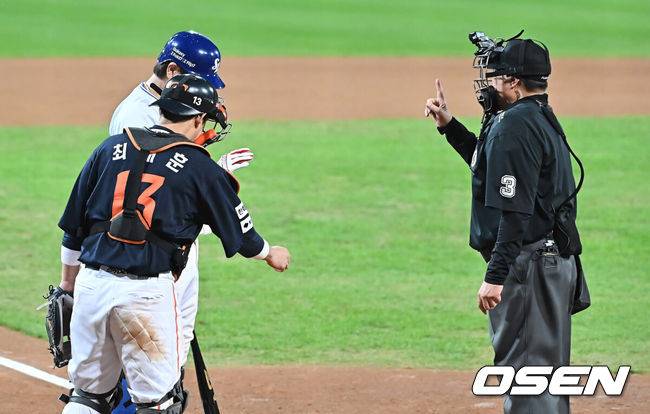 [OSEN=대구, 이석우 기자] 21일 대구 삼성라이온즈파크에서 2025 신한 SOL뱅크 KBO 플레이오프 삼성 라이온즈와 한화 이글스의 3차전 경기가 열렸다. 홈팀 삼성은 후라도가, 방문팀 한화는 류현진이 선발 투수로 출전했다.최수원 주심이 8회말 2사 2루 삼성 라이온즈 강민호에게 피치 클락 위반 경고를 하고 있다. 2025.10.21 / foto0307@osen.co.kr