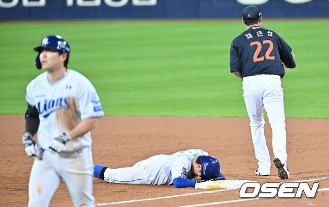 [OSEN=대구, 이석우 기자] 21일 대구 삼성라이온즈파크에서 2025 신한 SOL뱅크 KBO 플레이오프 삼성 라이온즈와 한화 이글스의 3차전 경기가 열렸다. 홈팀 삼성은 후라도가, 방문팀 한화는 류현진이 선발 투수로 출전했다.삼성 라이온즈 강민호가 3회말 무사 1루 류지혁의 우익수 플라이 아웃때 1루에서 포스 아웃되고 아쉬워하고 있다. 2025.10.21 / foto0307@osen.co.kr