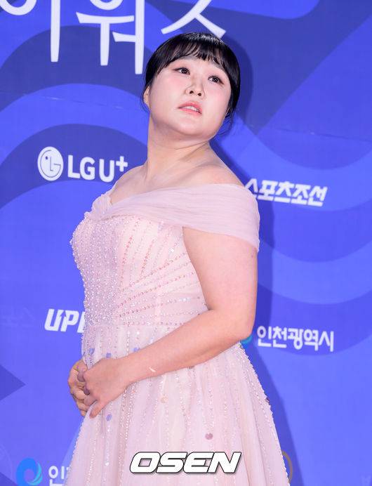 [OSEN=이대선 기자] 제4회 청룡시리즈어워즈 레드카펫 및 포토월 행사가 18일 인천 파라다이스시티에서 열렸다.청룡시리즈어워즈는 2022년 대한민국 최초로 시도된 오리지널 스트리밍 시리즈를 대상으로 하는 시상식이다. 사회는 전현무와 임윤아로 4년 연속 호흡을 맞춘다.개그우먼 이수지가 레드카펫을 밟고 있다. 2025.07.18 /sunday@osen.co.kr