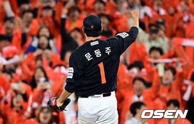 [OSEN=대구, 조은정 기자]프로야구 한화 이글스 투수 문동주(22)가 구원으로 나와 또 한화를 구했다. 6회부터 9회까지 4이닝을 삭제하며 슈퍼 세이브로 삼성 강타선을 잠재웠다.문동주는 21일 대구삼성라이온즈파크에서 열린 2025 신한 SOL Bank KBO리그 포스트시즌 플레이오프(PO·5전3선승제) 3차전에 6회 구원 등판, 4이닝 2피안타 1볼넷 6탈삼진 무실점으로 막고 한화의 5-4 승리에 기여했다. 승리 투수가 됐다. 한화는 시리즈 전적 2승1패 리드. 한화 문동주가 승리를 기뻐하고 있다. 2025.10.21 /cej@osen.co.kr