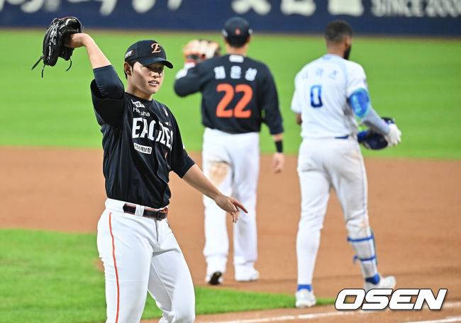 [OSEN=대구, 이석우 기자] 21일 대구 삼성라이온즈파크에서 2025 신한 SOL뱅크 KBO 플레이오프 삼성 라이온즈와 한화 이글스의 3차전 경기가 열렸다. 홈팀 삼성은 후라도가, 방문팀 한화는 류현진이 선발 투수로 출전했다.한화 이글스 문동주가 7회말 2사 2,3루 삼성 라이온즈 디아즈를 중견수 플라이로 잡고 기뻐하고 있다. 2025.10.21 / foto0307@osen.co.kr