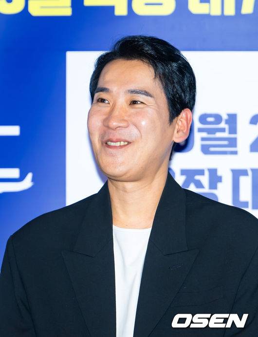 [OSEN=민경훈 기자] 22일 서울 CGV 용산아이파크몰에서 영화 '퍼스트 라이드' 언론시사회 열렸다.'퍼스트 라이드'는 끝을 보는 놈 태정(강하늘), 해맑은 놈 도진(김영광), 잘생긴 놈 연민(차은우), 눈 뜨고 자는 놈 금복(강영석), 사랑스러운 놈 옥심(한선화)까지 뭉치면 더 웃긴 24년 지기 친구들이 첫 해외여행을 떠나는 대환장 코미디 영화.&nbsp;남대중 감독이 기자간담회에서 미소짓고 있다. 2025.10.22 /rumi@osen.co.kr